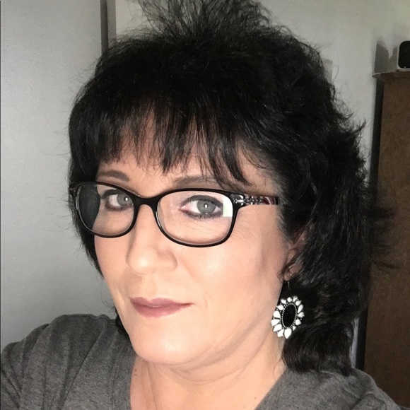 Meet your Posher, Sandy - Picture 2 of 3